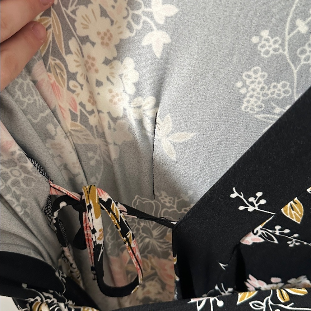 Cozy & Comfy Floral Robe in Black and Pink - Picture 4 of 5